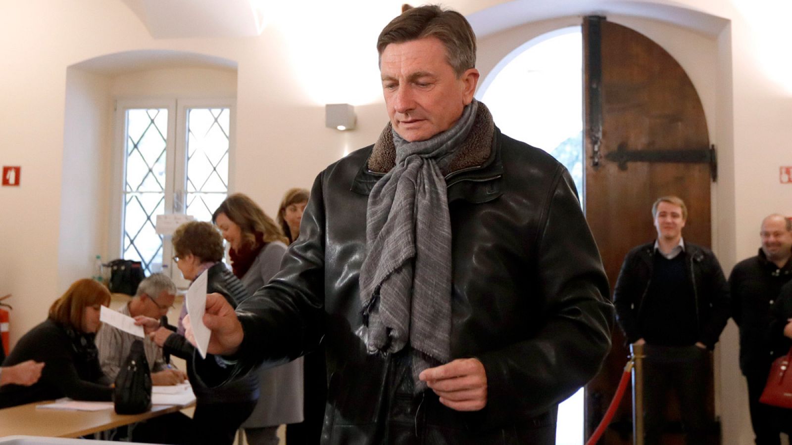 El presidente de Eslovenia, Borut Pahor, vota en un colegio electoral de Nova Gorica