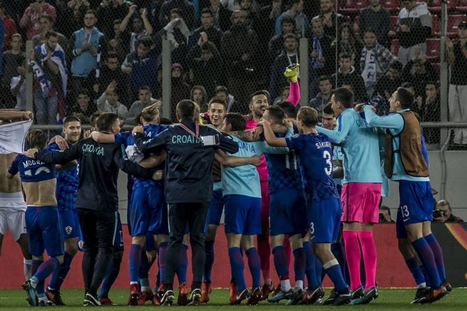 Los jugadores de la selección de Croacia celebran sobre el césped su clasificación para el Mundial de Rusia 2018.