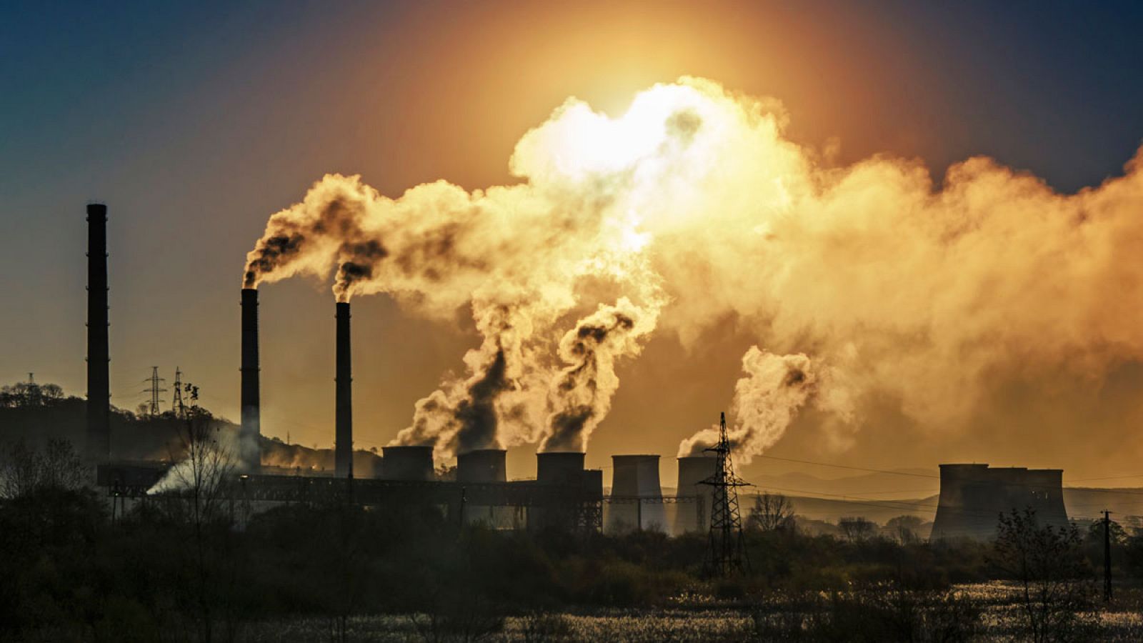 Una fábrica emitiendo dióxido de carbono a la atmósfera