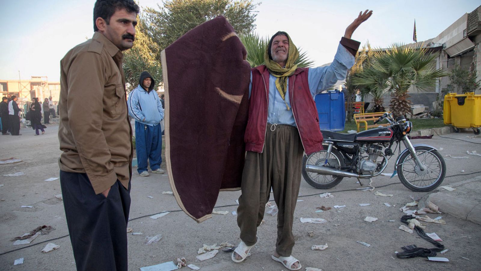 Un hombre se lamenta en la ciudad de Sarpul Zahab tras el terremoto que ha asolado la ciudad iraní