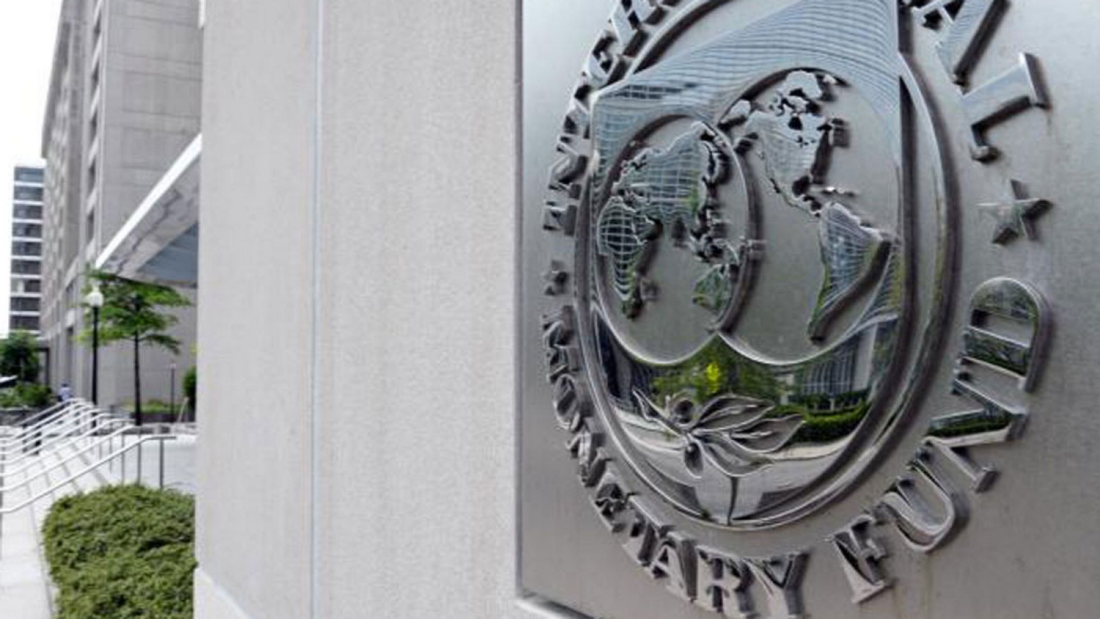 Logo del FMI en la entrada de su sede central en Washington