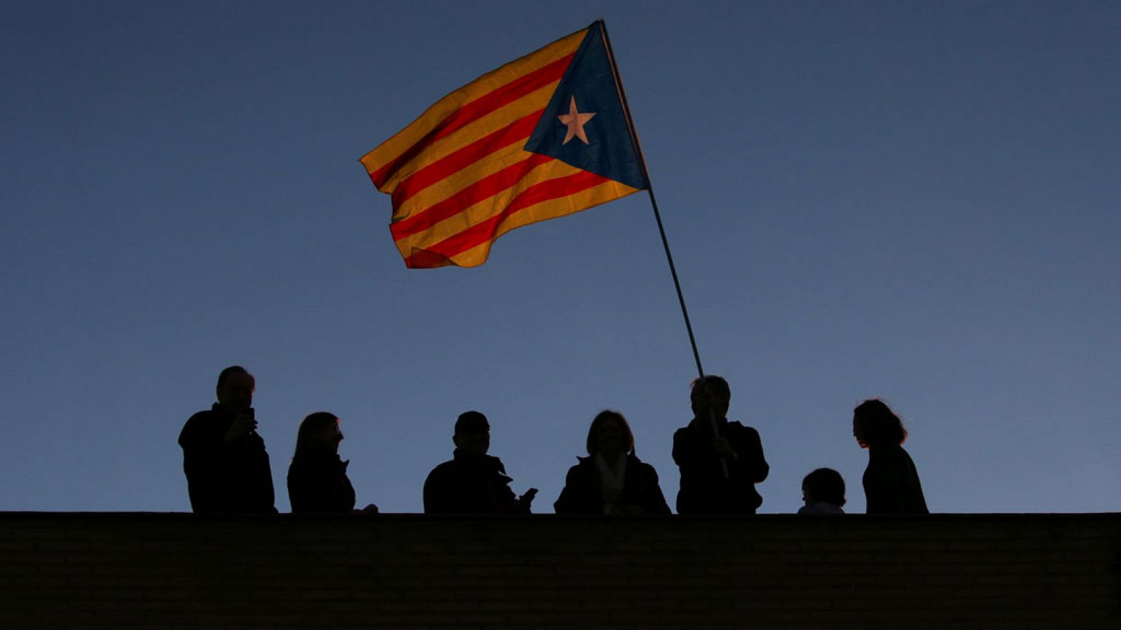 Un grupo de personas ondea una estelada en la manifestacion del pasado 11 de noviembre en Barcelona