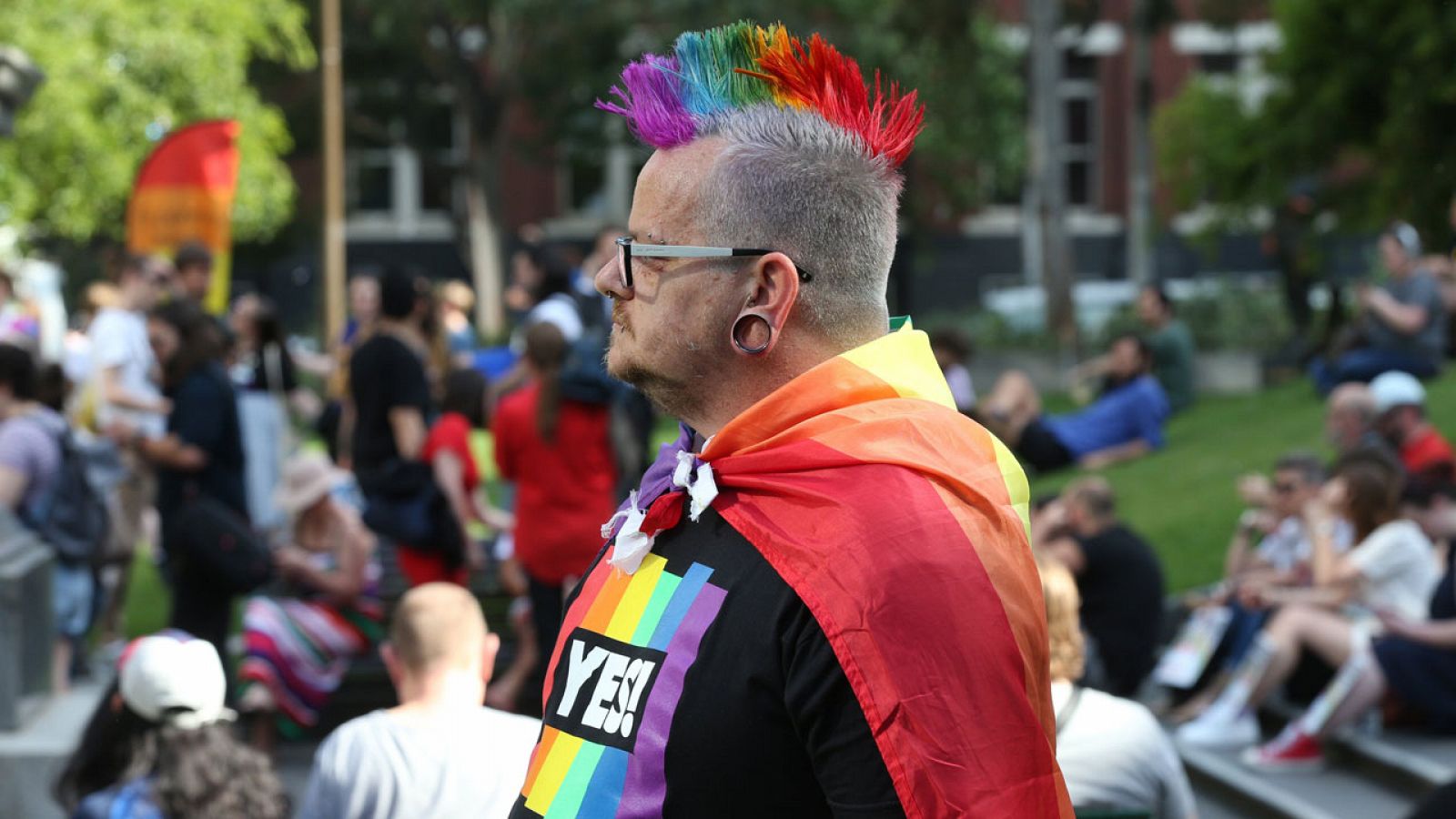 Decenas de personas se reúnen frente a la biblioteca estatal de Victoria para conocer los resultados del voto para la aprobación del matrimonio del mismo sexo en Melbourne.