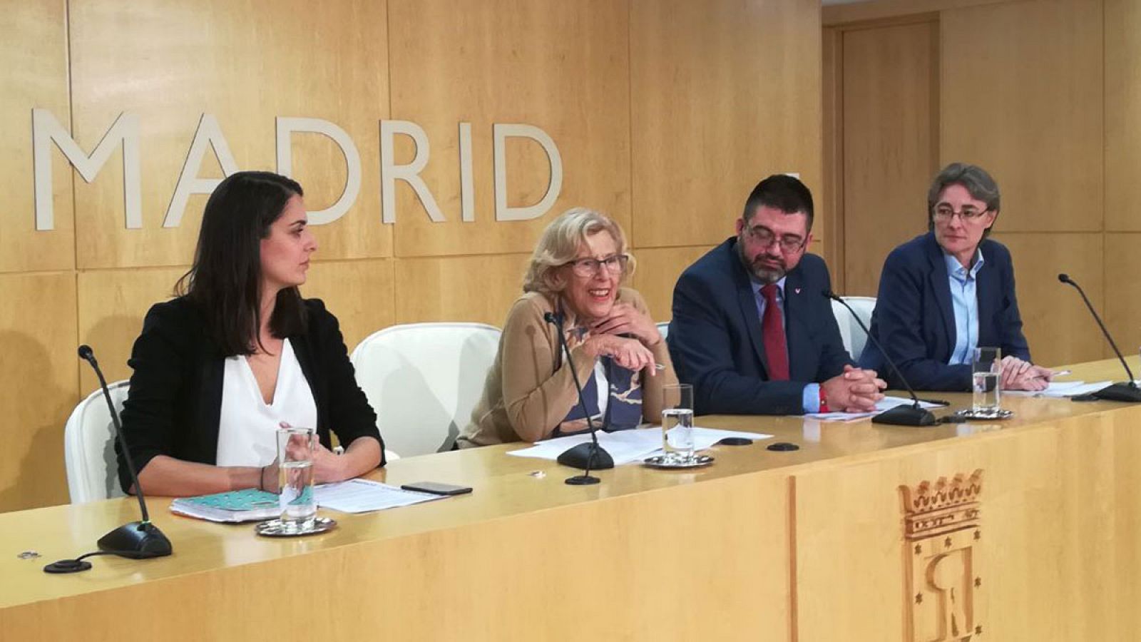 La alcaldesa de Madrid, Manuela Carmena, junto a parte de su equipo en la rueda de prensa sobre el requerimiento de Hacienda