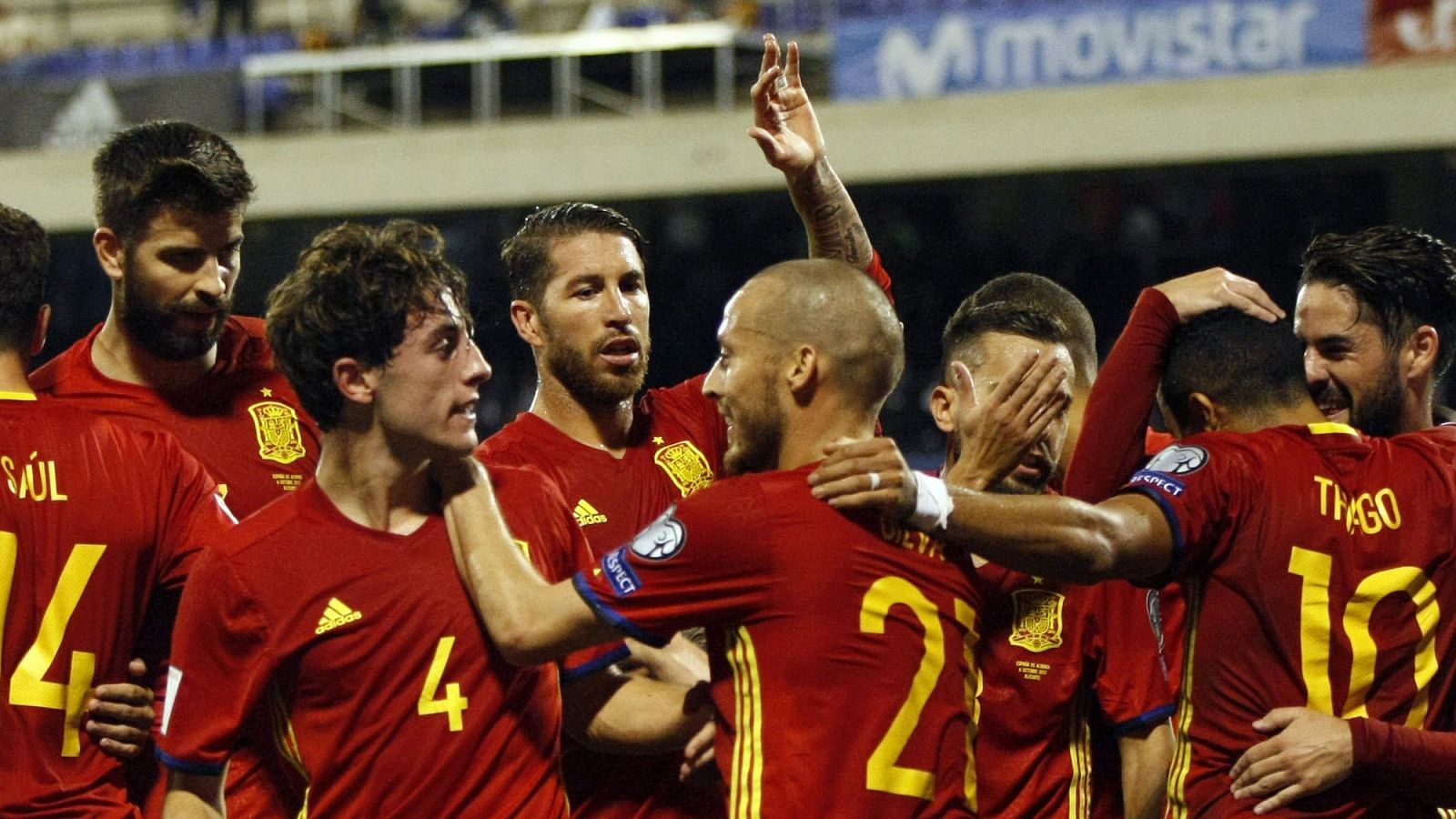 Los jugadores de la selección española celebran la victoria ante Albania y la clasificación para el Mundial de Ruisia 2018.