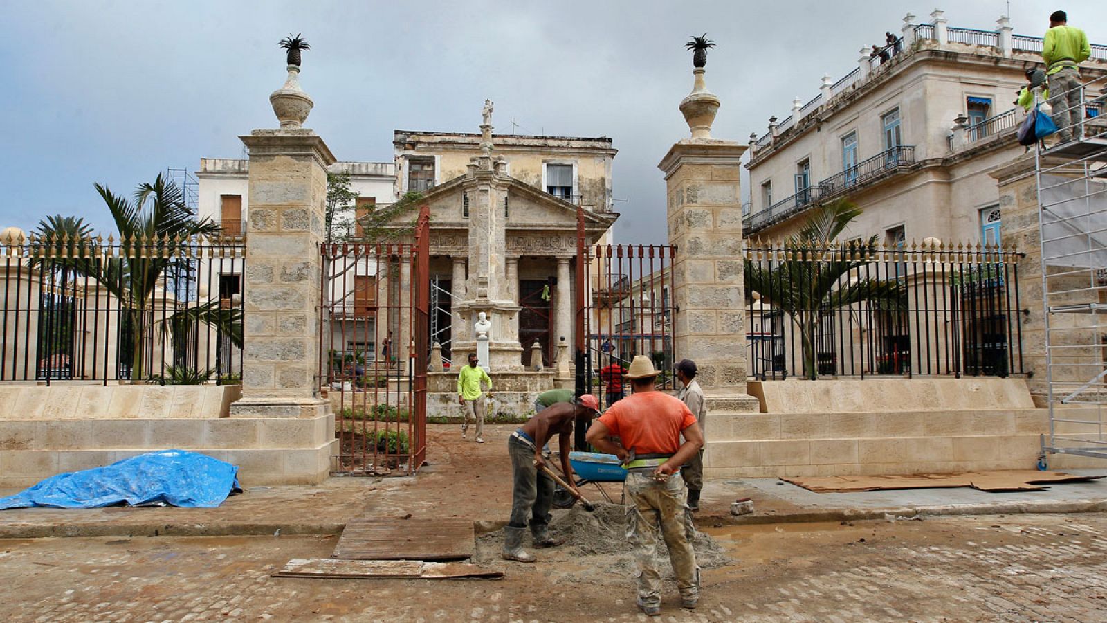 Varios trabajadores en una de la obras realizadas por el 498 del aniversario de La Habana