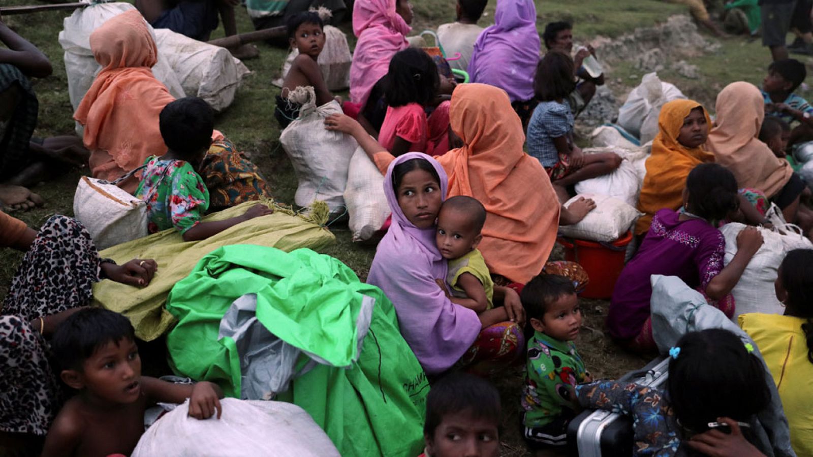 Un grupo de refugiados rohinyás retenidos en la frontera con Bangladesh