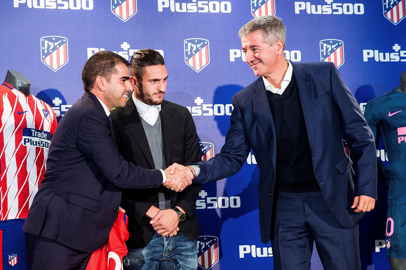 El CEO de Plus500, Asaf Elimelech, y el consejero delegado del Atlético de Madrid, Miguel Ángel Gil, en un apretón de manos durante la firma de ampliación de patrocinio entre el Atlético de Madrid y Plus500.