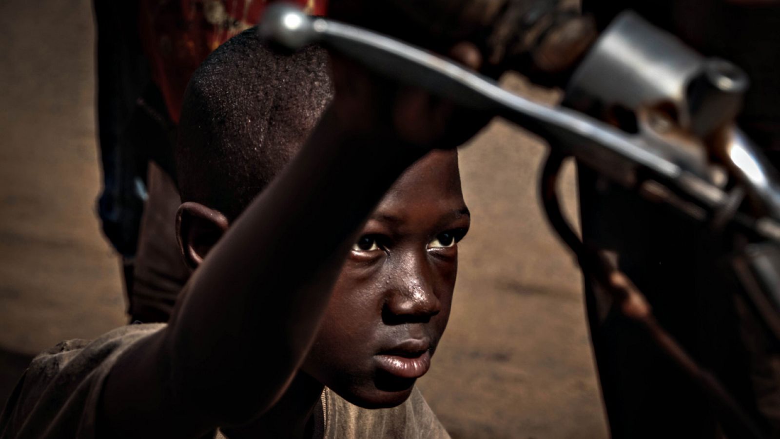 Abdu Traoré, de 14 años, en el taller de motos de Bamako en el que trabaja