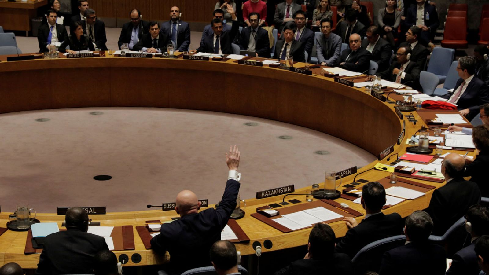 Los representantes de Rusia y de Bolivia votando en la ONU en contra de que continúe la investigación sobre los ataques químicos en Siria.