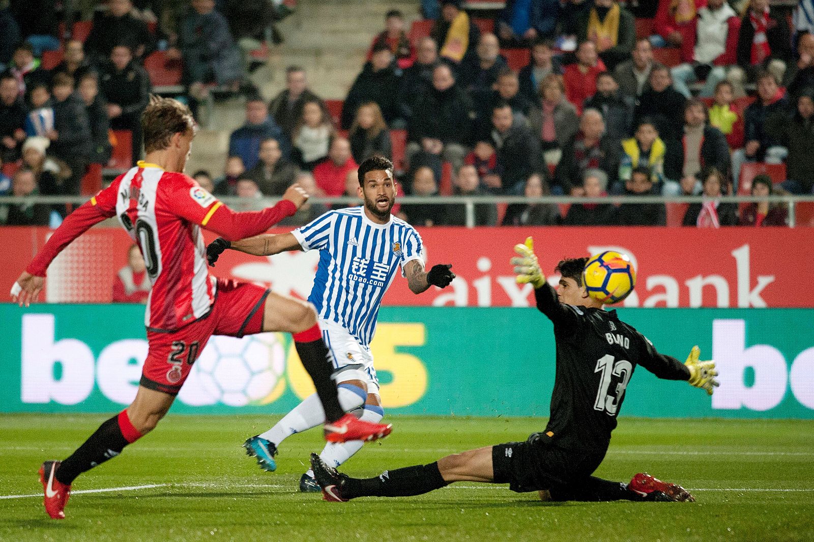 Willian José marca ante la salida de Bounou.