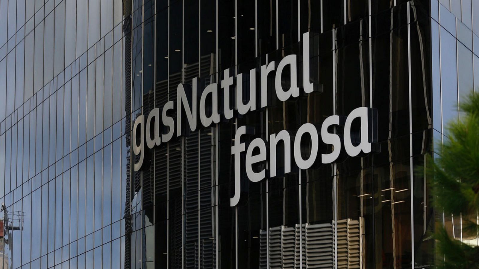 Parte de la fachada de la sede corporativa de Gas Natural Fenosa en Barcelona el pasado seis de octubre de 2017.