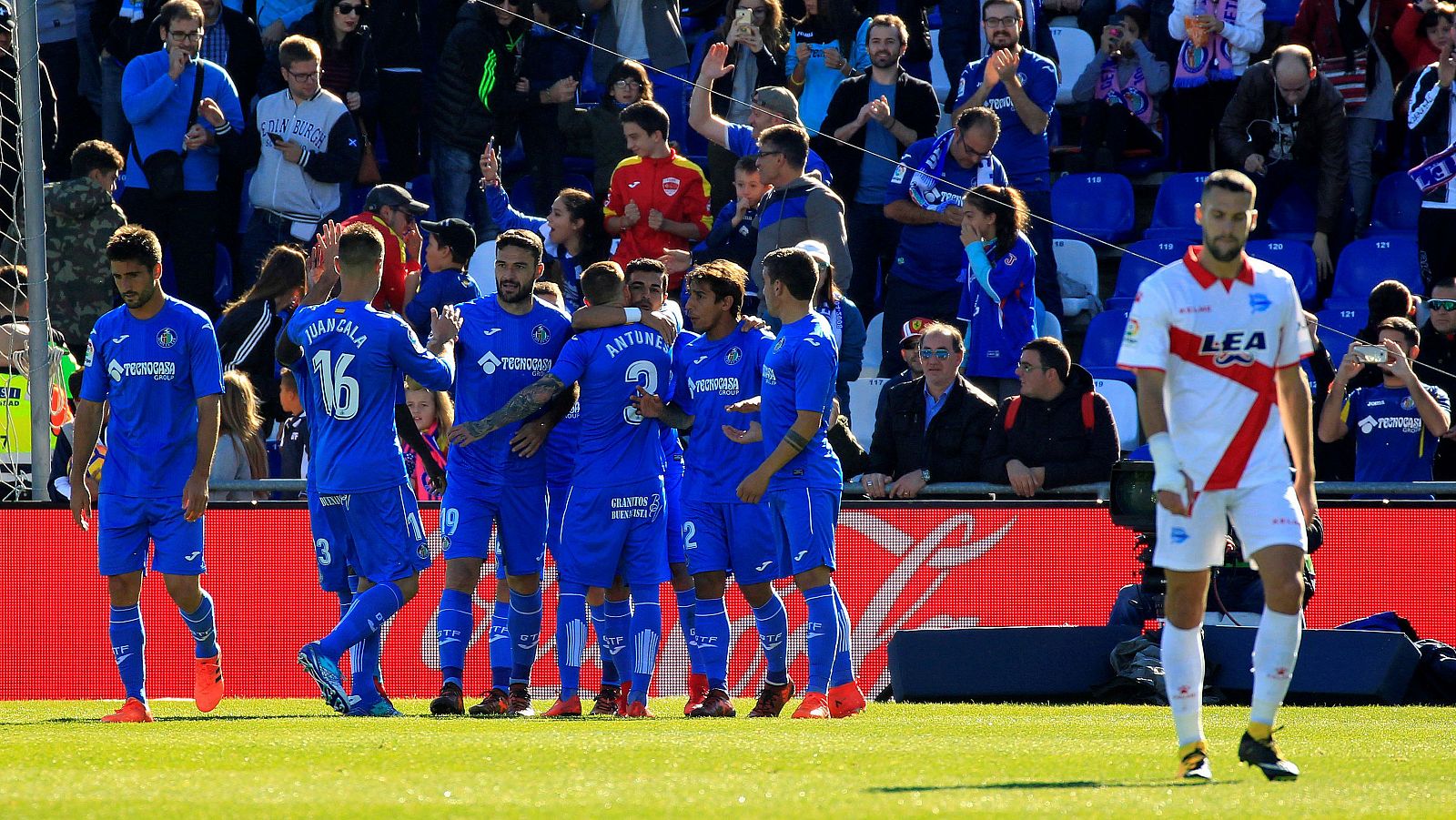 Los jugadores del Getafe celebran su goleada sobre el Alavés.