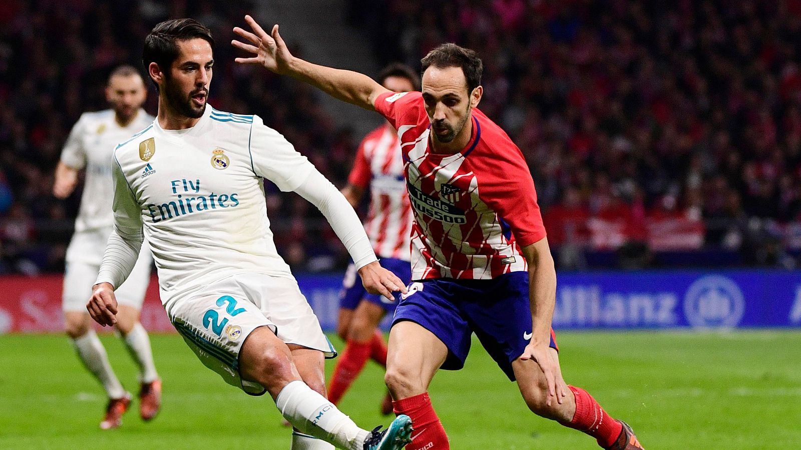 Isco Alarcón (Real Madrid) pugna un balón con Juanfran Torres (Atlético de Madrid).