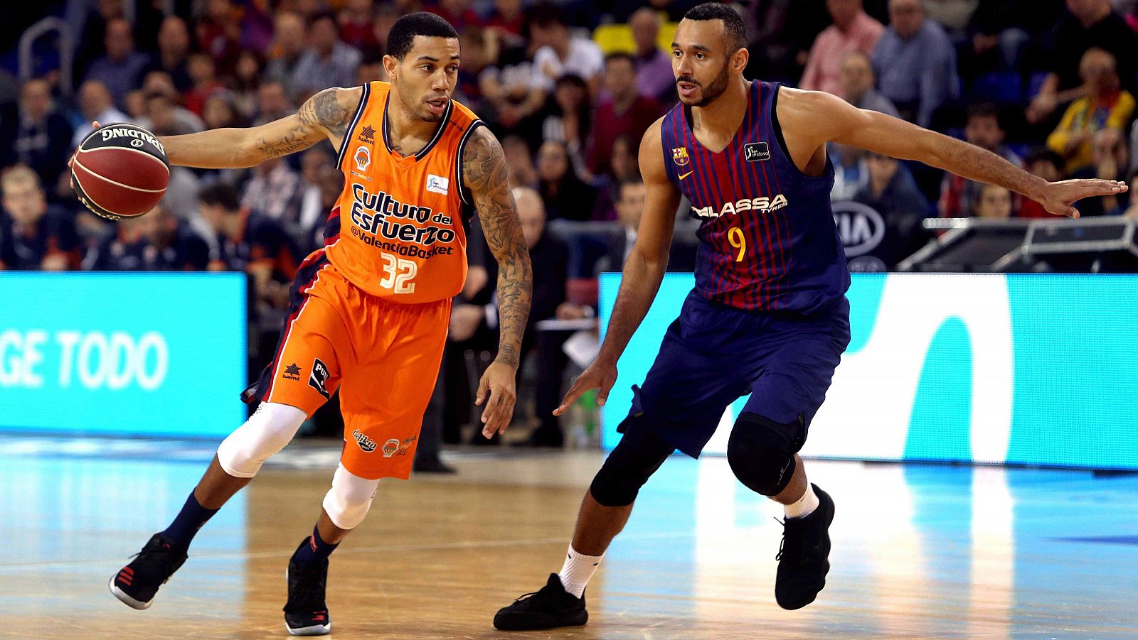 El escolta estadounidense del Valencia Basket Erick Green juega un balón ante Adam Hanga, del del FC Barcelona Lassa.