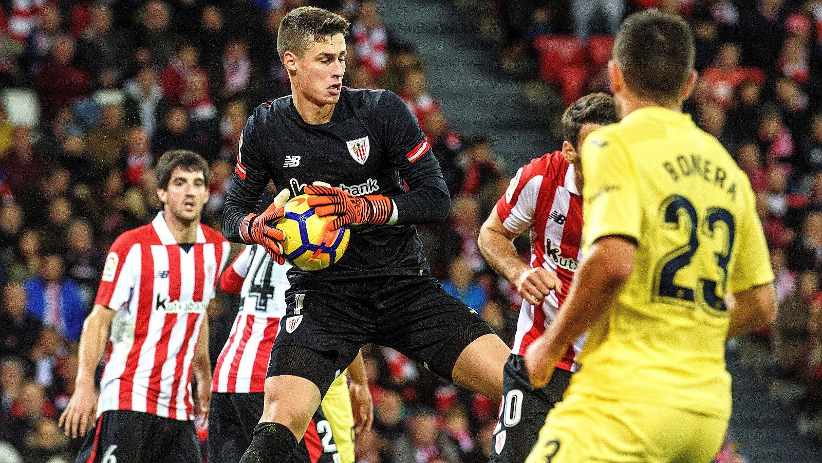 El portero del Atheltic de Bilbao Kepa Arrizabalaga atrapa un balón ante el italiano Daniele Bonera, del Villarreal.