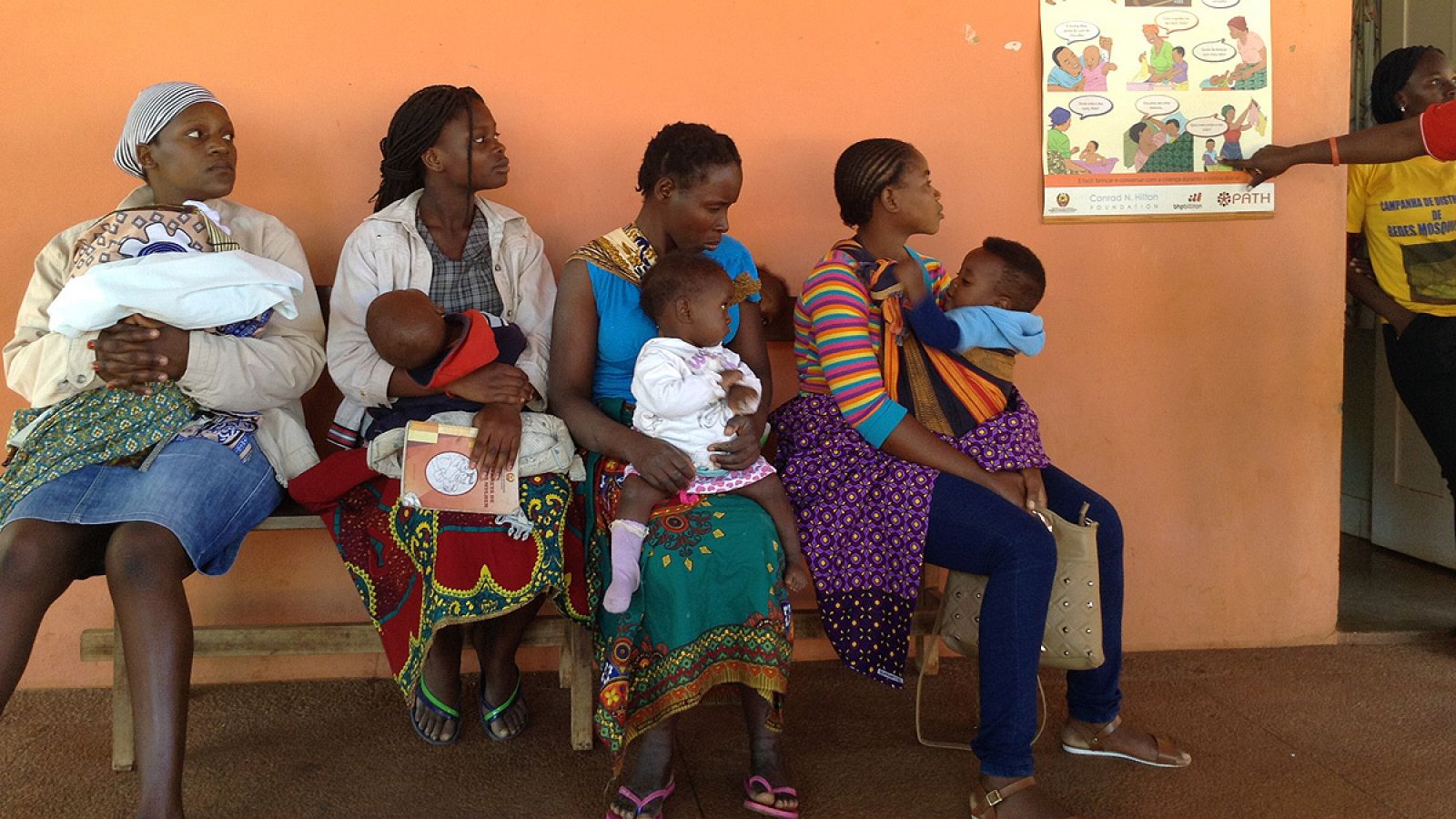 Un grupo de mujeres con sus hijos en una aldea mozambiqueña