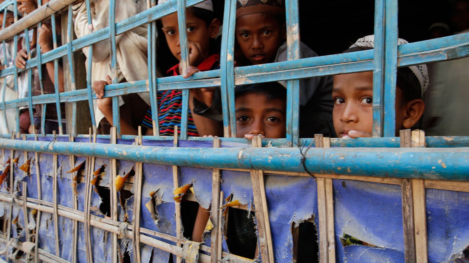 Niños rohingya en una aldea rural en el municipio de Buthidaung