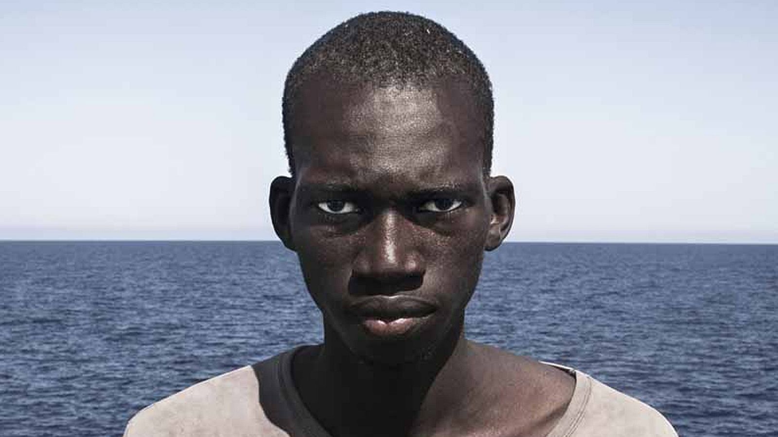 Retrato de Amadou Soumaila, una de las personas retradas por César Dezfuli a bordo de una barca en el Mediterráneo