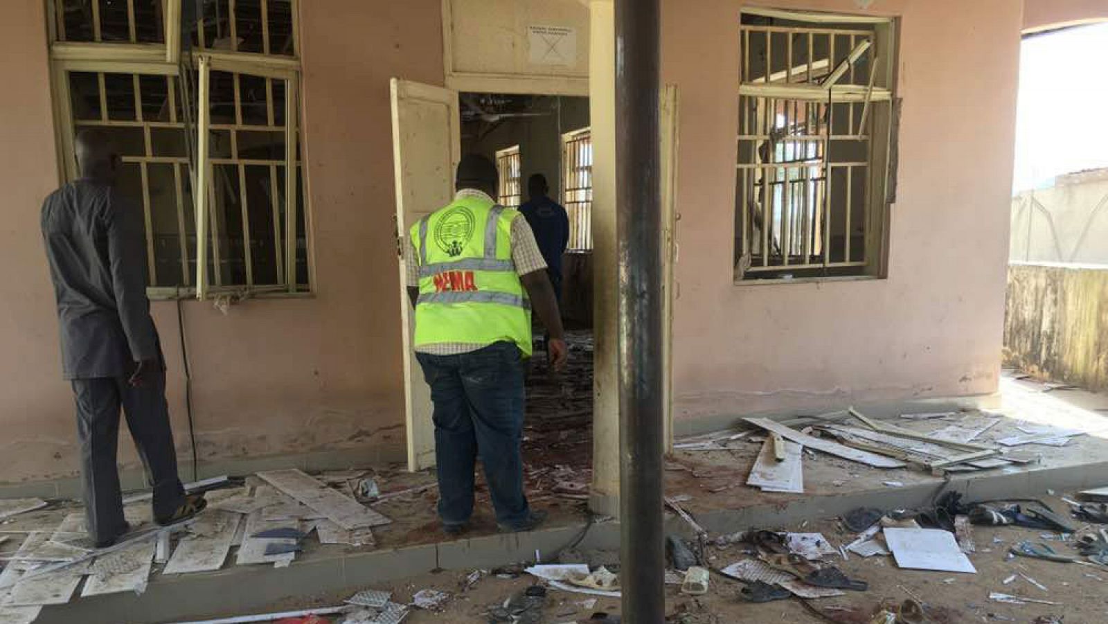 Personal de emergencias inspecciona la mezquita donde se ha producido el atentado suicida en Nigeria