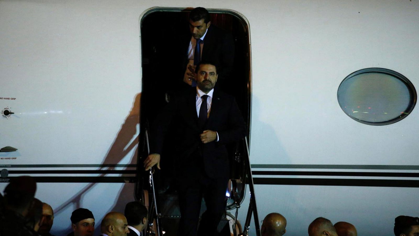 El primer ministro dimisionario de Líbano, Saad al-Hariri, desciende por las escalerillas del avión en el aeropuerto de Beirut.