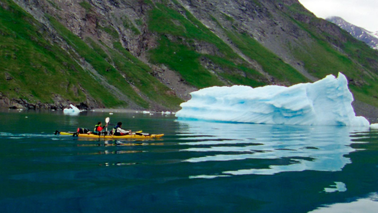 Hay algo que convierte a Groenlandia en un lugar especial para una expedición: navegar entre témpanos de hielo emulando a los nativos inuit inventores del kayak, disfrutar de sus bellos paisajes...