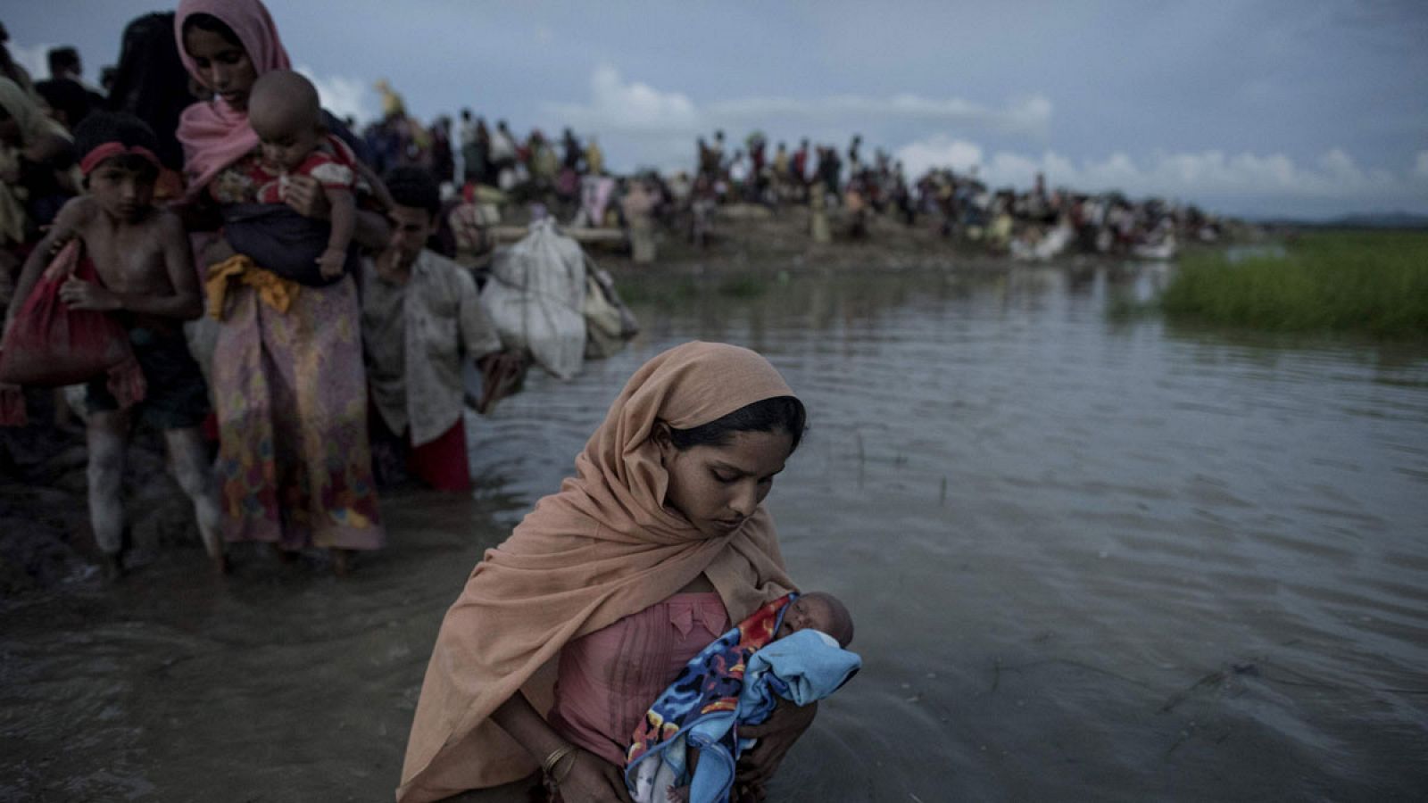 Refugiados rohingya cruzando el río Naf desde Myanmar hacia Bangladesh
