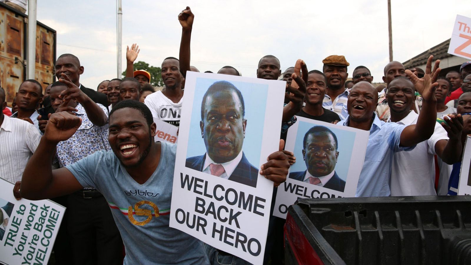 Decenas de zimbabuenses celebran con pancartas la llegada del exvicepresidente