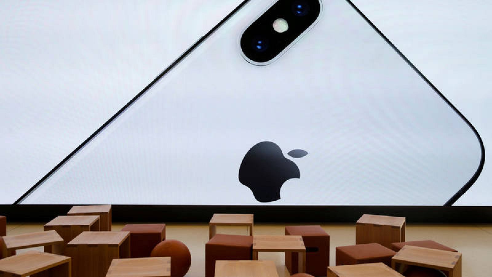 Una imagen del iPhone X en una pantalla de vídeo en un centro de visitantes de Apple en California