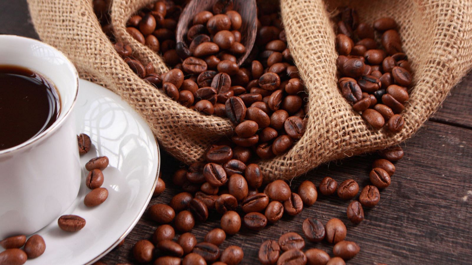 Una taza de café y café tostado en grano