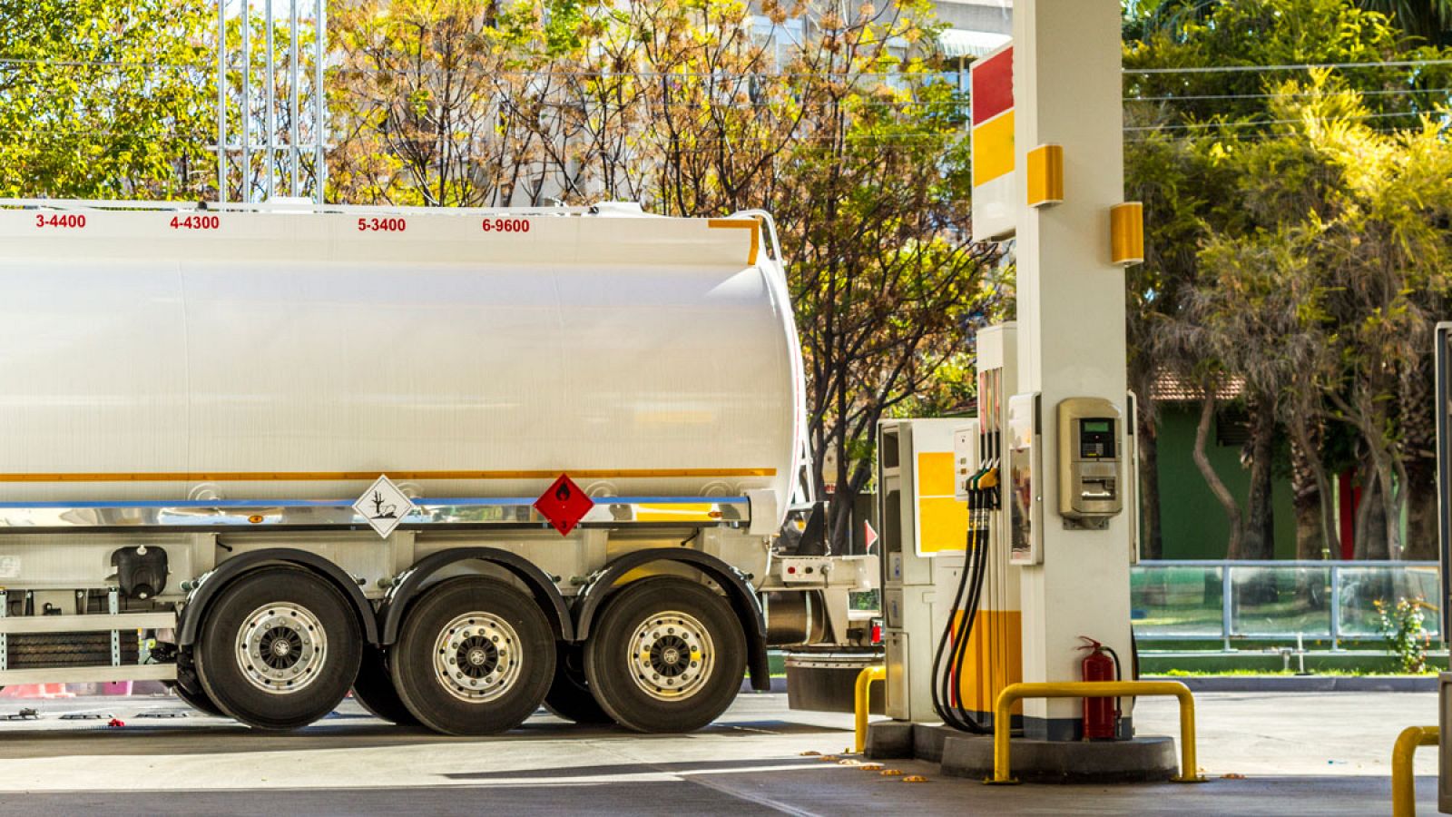 Un camión cisterna abastece a una gasolinera