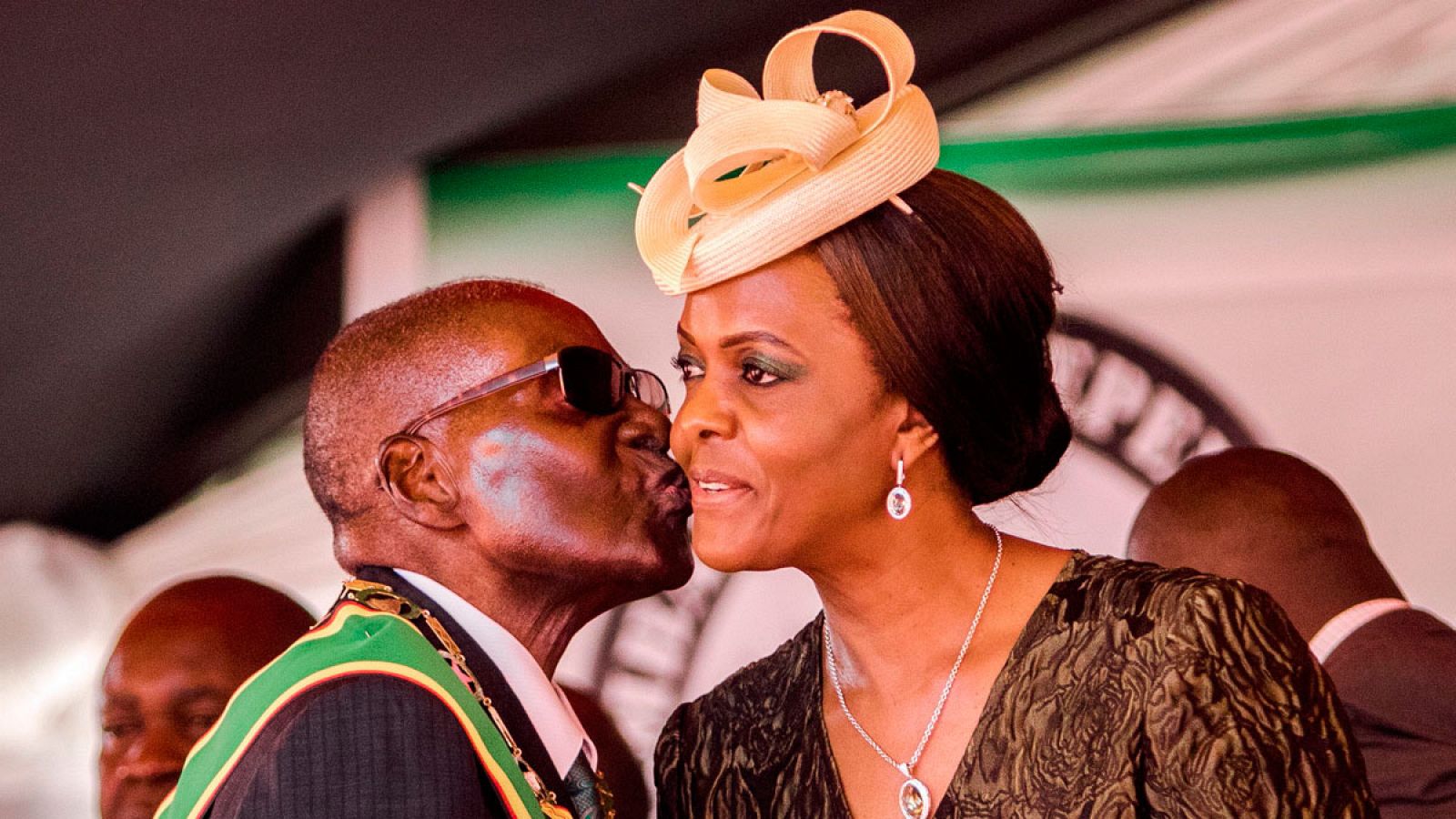 Robert Mugabe junto a su esposa el pasado mes de abril en Harare