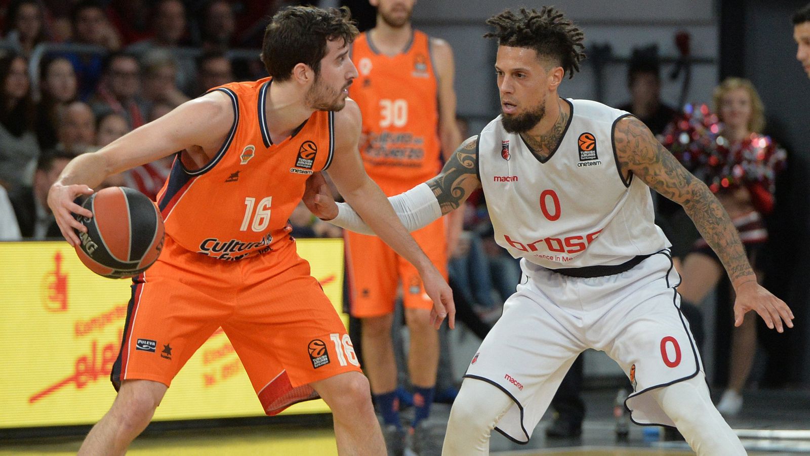 El base italiano del Brose Bamberg, Daniel Hackett (d), defiende al base del Valencia Basket, Guillem Vives (i).