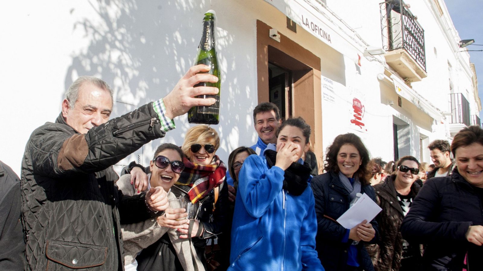 Los vecinos de Olivenza (Badajoz) celebran el "El Gordo" de la Lotería de Navidad de 2016