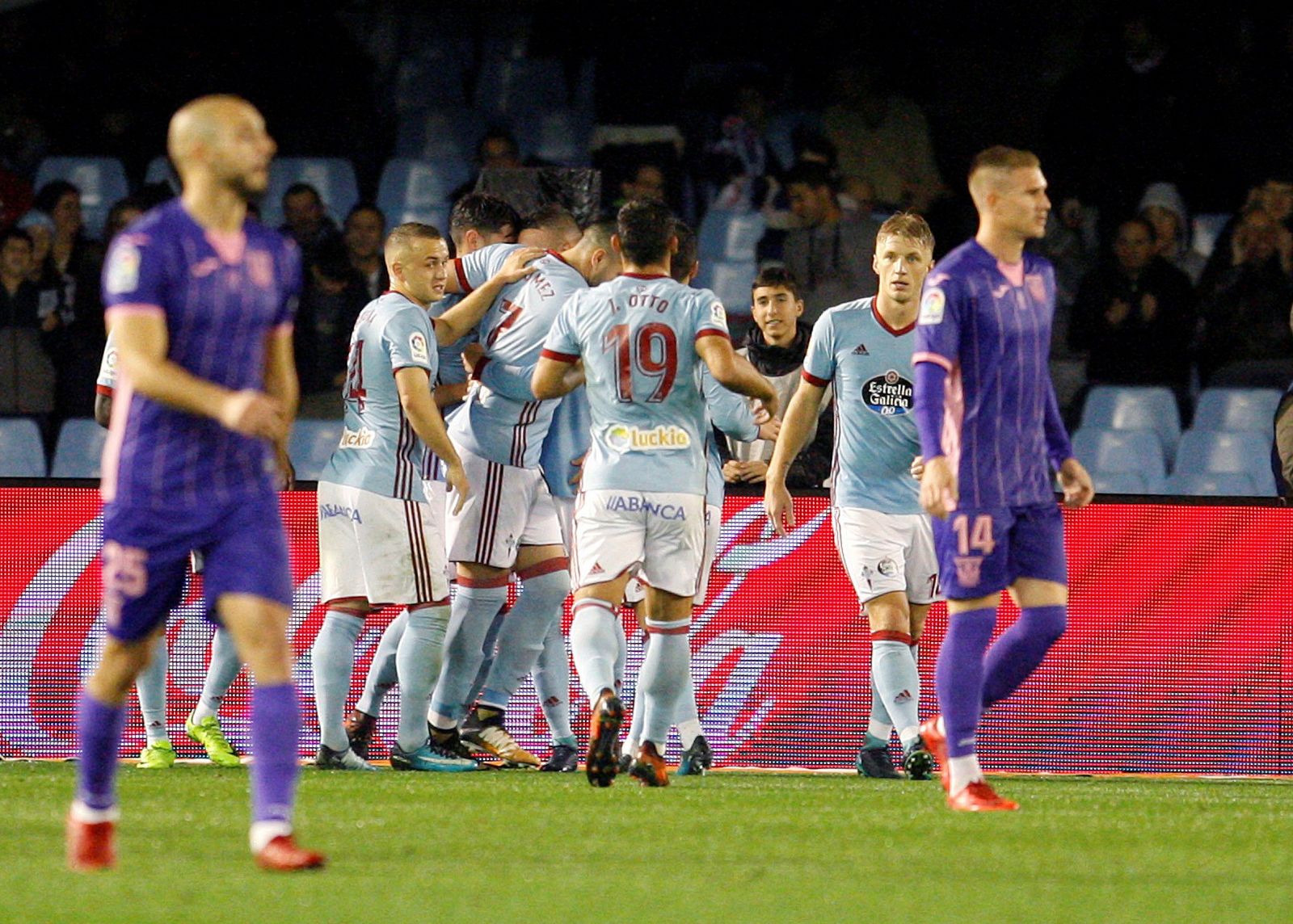 Los jugadores del Celta de Vigo celebran el gol de su compañeros Iago Aspas ante el Leganés.