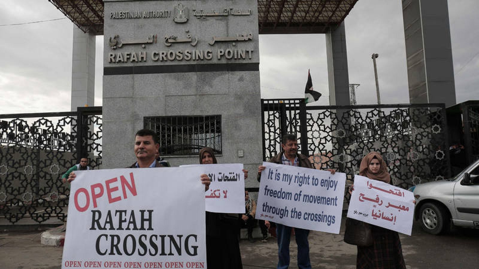 Palestinos pidiendo la apertura del cruce fronterizo de Rafah con Egipto el  pasado 23 de noviembre de 2017.