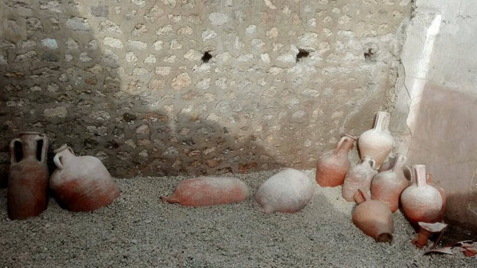 Ánforas encontradas en el yacimiento arqueológico de Pompeya