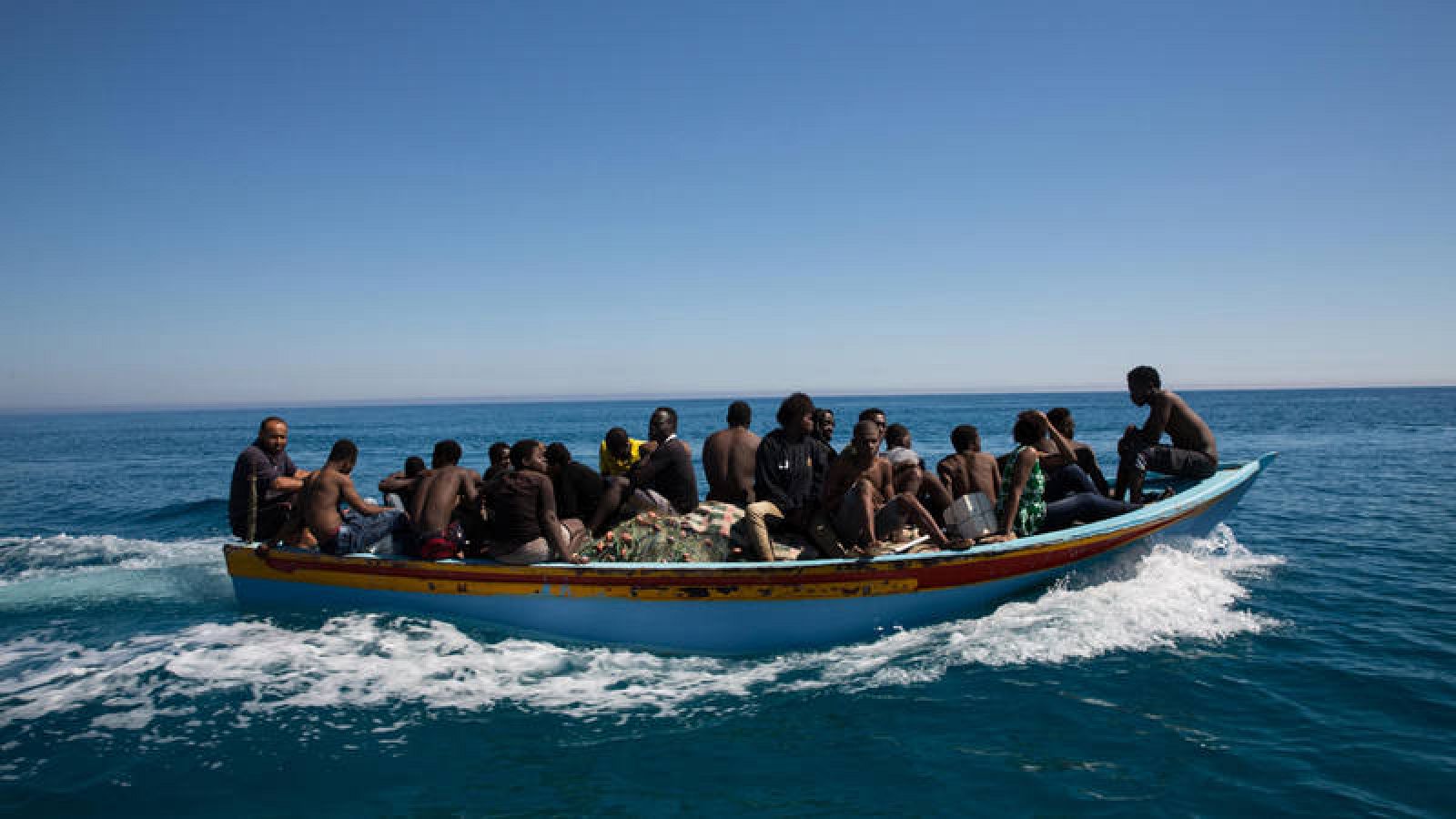 Una imagen de archivo de un bote rescatado por los guardacostas libios