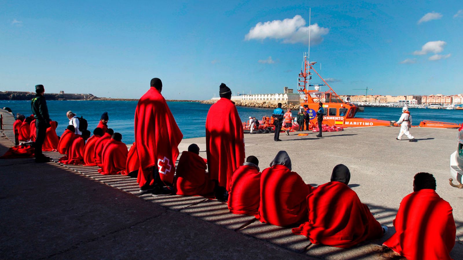 Imagen de archivo de varias personas rescatadas en el Estrecho de Gibraltar