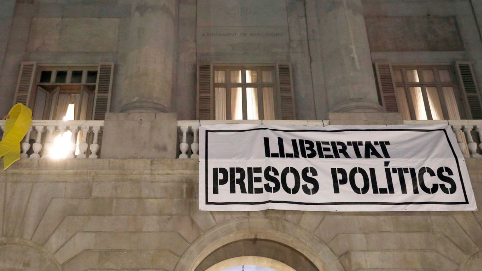 Ayuntamiento de Barcelona, donde cuelga una pancarta que reclama "Libertad Presos Políticos"