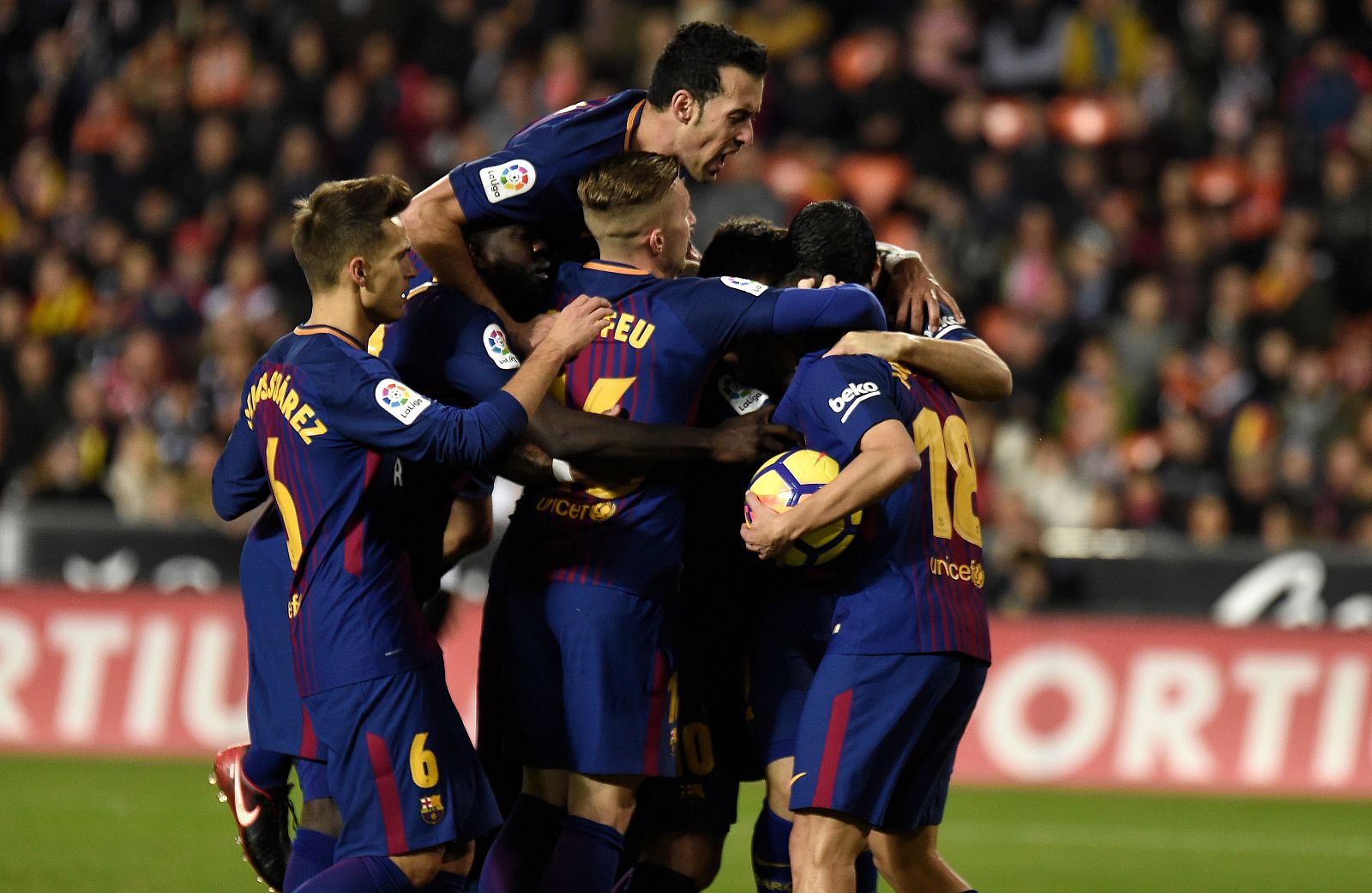 Los jugadores celebran el gol del empate, obra de Jordi Alba.