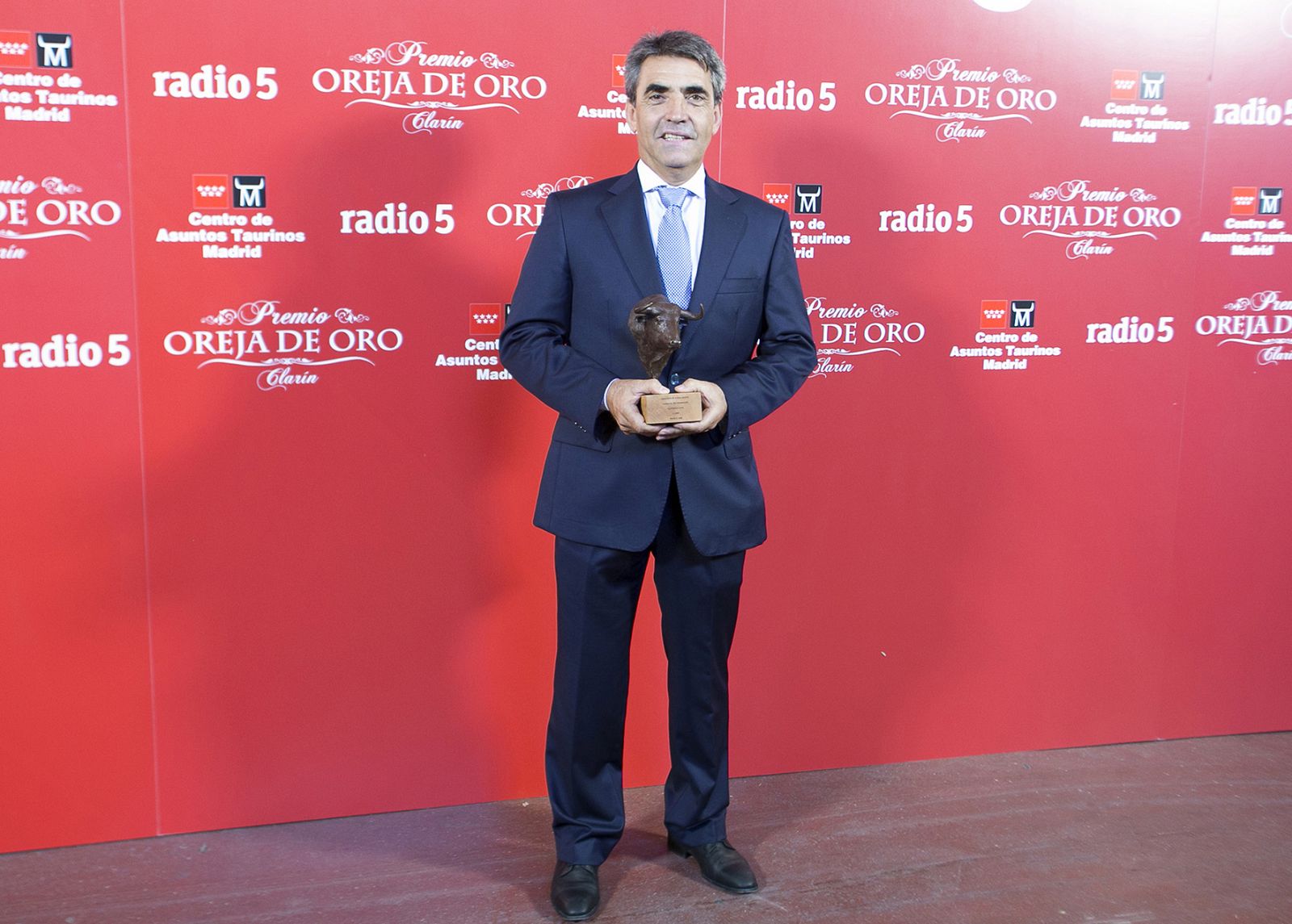 Victorino Martín con el premio 'Hierro de Oro' de la temporada 2016