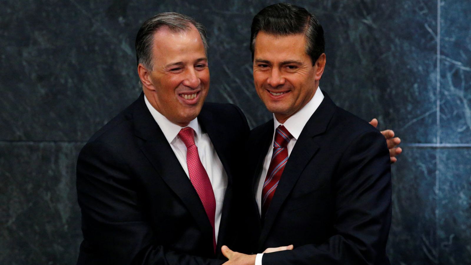 Enrique Peña Nieto abraza a José Antonio Meade después de anunciar su renuncia