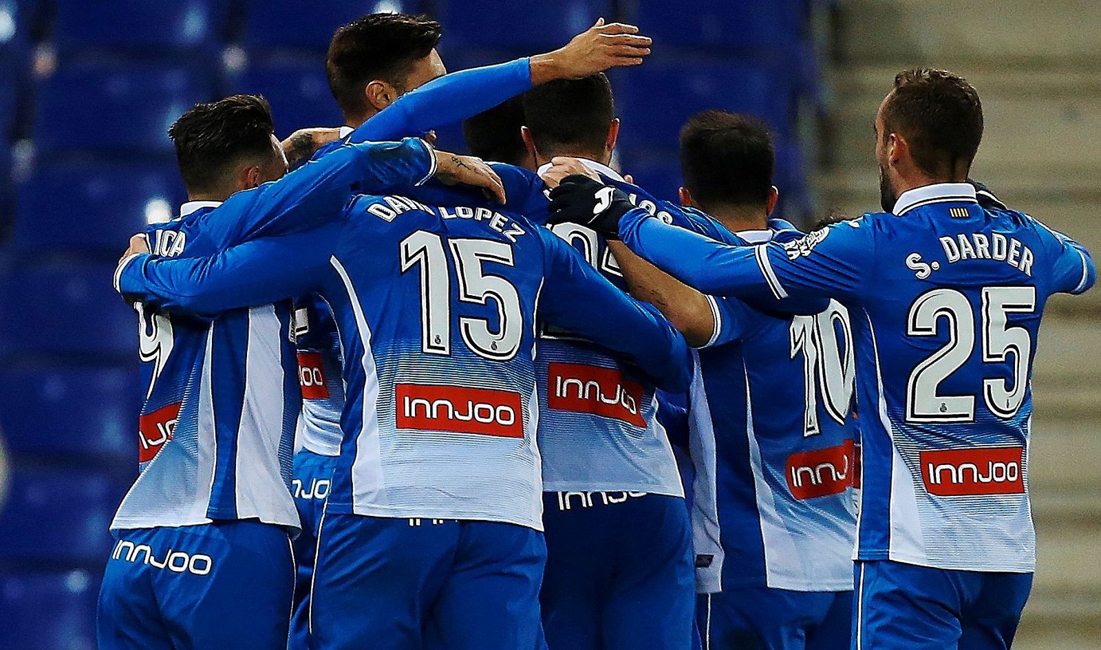 Los jugadores del Espanyol celebran el solitario tanto de Moreno.