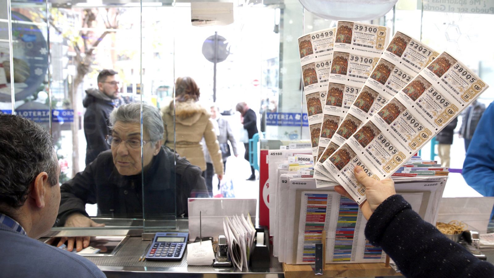 Una persona compra un décimo en una administración de lotería de Navidad en Bilbao.