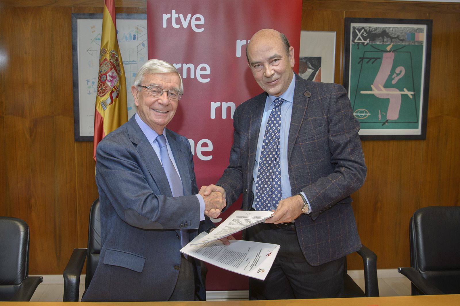 Rafael Ansón y Alfonso Nasarre tras la firma del convenio