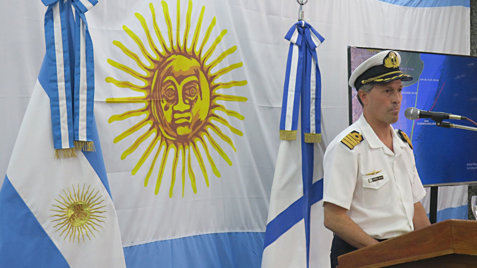 El portavoz de la Armada argentina, capitán Enrique Balbi, informa a los medios de comunicación sobre el submarino desparecido