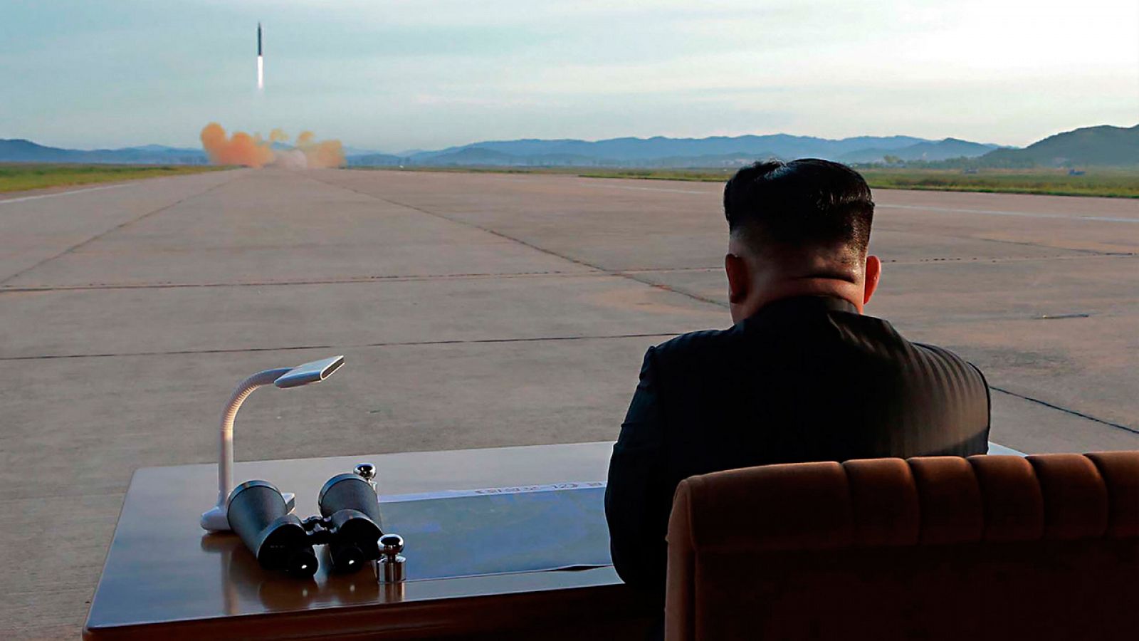 Imagen de archivo en la que el líder norcoreano, Kim Jong-un, supervisa un ensayo armamentístico