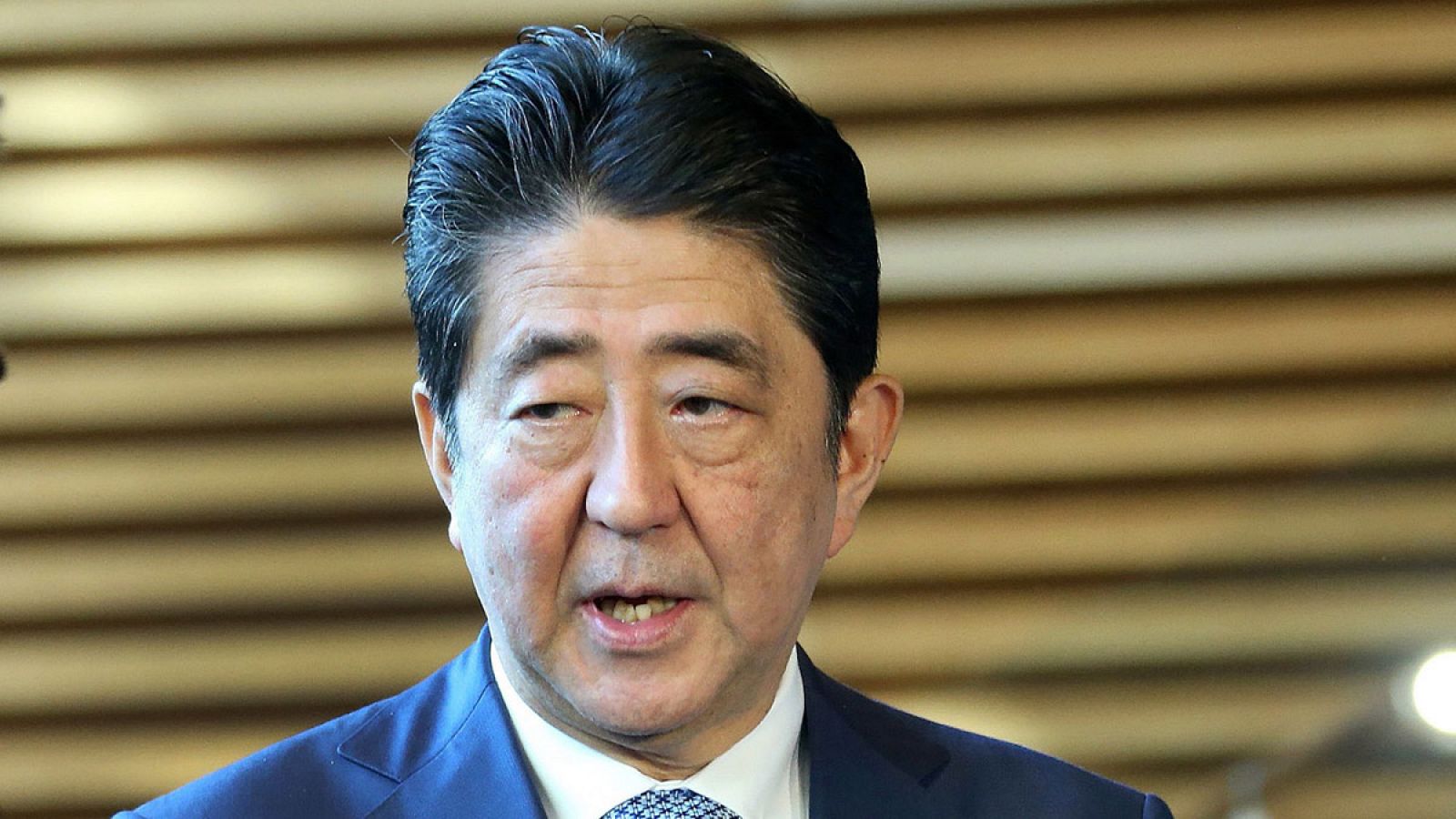 El primer ministro nipón, Shinzo Abe, atiende a la prensa tras hablar con Trump