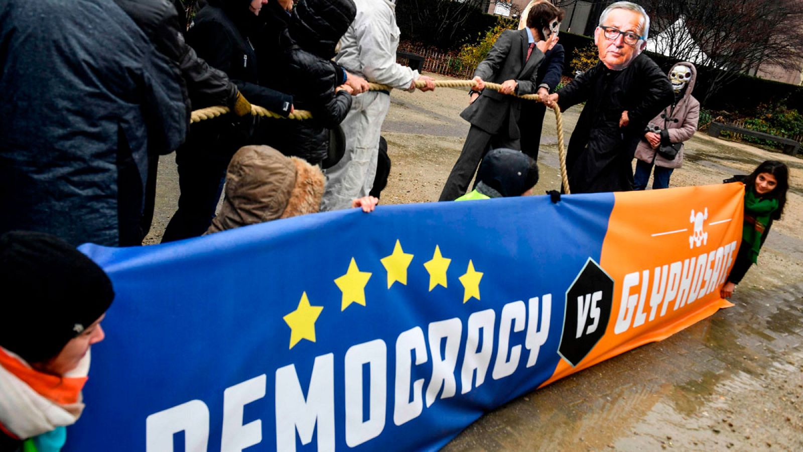 Un grupo de manifestantes protesta ante el edificio del Consejo Europeo contra la autorización al glifosato